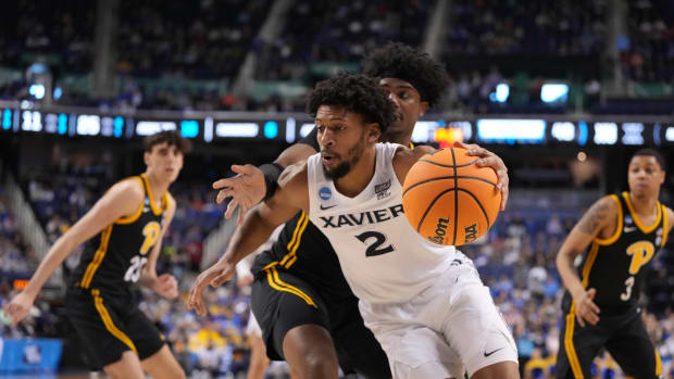 Xavier Musketeers forward Jerome Hunter (2) drives to the basket during the second half against the Pittsburgh Panthers in the second round of the 2023 NCAA men s basketball tournament at Greensboro Coliseum.
